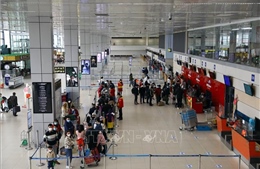 Lượng khách qua sân bay Nội Bài những ngày đầu hè tăng mạnh