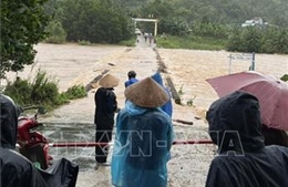 Mưa lớn kéo dài ở Quảng Nam, 2 người mất tích khi bơi qua sông