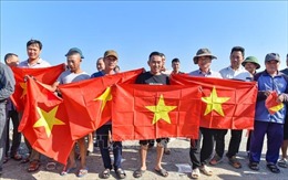 Trao tặng 1.500 lá cờ Tổ quốc cho ngư dân Thanh Hóa