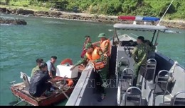 Cứu thành công, đưa vào bờ an toàn ba ngư dân bị đắm tàu ở vùng biển Cô Tô, Quảng Ninh