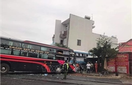 Phú Yên: Hai ô tô khách va chạm, một xe đâm vào nhà dân