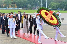 Thủ tướng New Zealand Jacinda Ardern vào Lăng viếng Chủ tịch Hồ Chí Minh