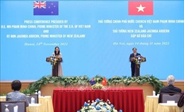 Thủ tướng Phạm Minh Chính và Thủ tướng New Zealand Jacinda Ardern gặp gỡ báo chí