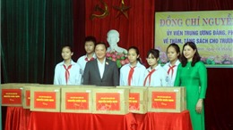 Phó Chủ tịch Quốc hội Nguyễn Khắc Định trao tặng sách tại Thái Bình
