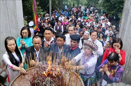 Đoàn đại biểu cán bộ MTTQ tiêu biểu toàn quốc dâng hương tại Đền Hùng