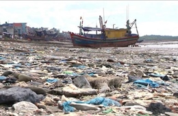Khó khăn trong xử lý rác thải dọc bờ biển xã Ngư Lộc, Thanh Hóa