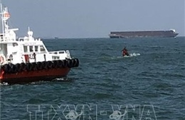 Va chạm giữa tàu hàng và tàu cá, cứu được 5 ngư dân 