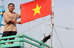 Trao cờ Tổ quốc cho ngư dân Sóc Trăng