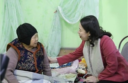 Phó Chủ tịch nước thăm, tặng quà Mẹ Việt Nam Anh hùng, gia đình chính sách tại Lạng Sơn