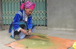 Lưu giữ nghề làm hương của người Mông ở Lai Châu