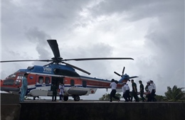 Điều trực thăng đưa chiến sĩ bị tai nạn từ đảo Sơn Ca về đất liền