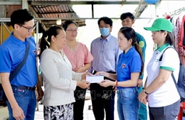 Đoàn viên TTXVN và &#39;Xuân chia sẻ&#39; với người dân khó khăn ở Bình Khánh, Cần Giờ