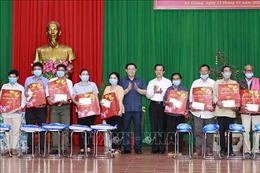 Chủ tịch Quốc hội tặng quà Tết gia đình chính sách, hộ nghèo tỉnh An Giang
