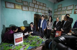 Phó Chủ tịch Quốc hội Nguyễn Đức Hải thăm, tặng quà tại tỉnh Hòa Bình