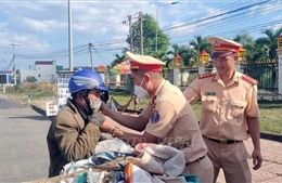 Những hình ảnh đẹp hỗ trợ người dân trên đường về quê ăn Tết