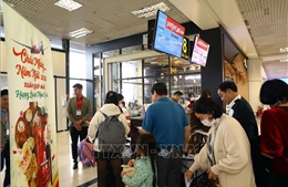 Sân bay Nội Bài đón những hành khách đầu tiên trong ngày đầu năm mới Quý Mão