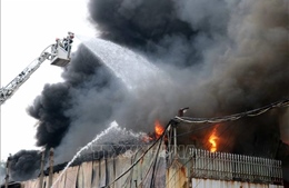 Khẩn trương dập tắt đám cháy tại xưởng sản xuất đế giày ở Hải Phòng
