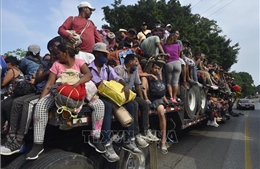 Xe đầu kéo chở trên 300 người di cư bất hợp pháp bị bỏ lại trên cao tốc ở Mexico