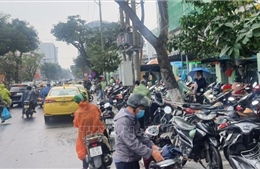 Lộn xộn bãi giữ xe tự phát trước cổng Bệnh viện Đà Nẵng