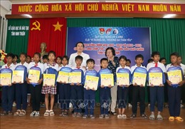 Trao 150 suất học bổng Vừ A Dính tặng học sinh nghèo Ninh Thuận