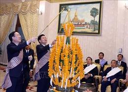 Chủ tịch nước Võ Văn Thưởng và Tổng Bí thư, Chủ tịch nước Lào dự lễ buộc chỉ cổ tay cầu may