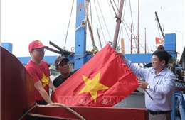 Trao tặng 3.000 lá cờ Tổ quốc cho ngư dân bám biển Trường Sa