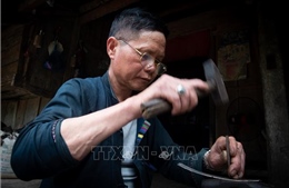 Độc đáo nghề chạm bạc của người Nùng ở Hà Giang