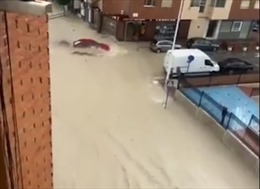 Mưa lớn gây ngập lụt vùng ven biển của Tây Ban Nha