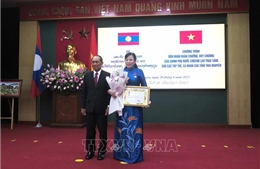 Trao tặng Huân, Huy chương của Nhà nước Lào cho các tập thể, cá nhân tỉnh Thái Nguyên