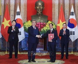 Chủ tịch nước Võ Văn Thưởng và Tổng thống Hàn Quốc chứng kiến lễ trao đổi các văn kiện hợp tác
