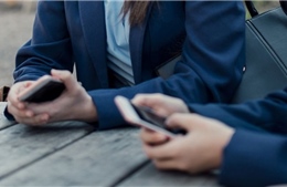 Australia: Trường công lập tại bang Queensland cấm sử dụng điện thoại di động 