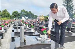Trưởng Ban Nội chính Trung ương dâng hương tưởng niệm các Anh hùng Liệt sỹ tại Đắk Lắk