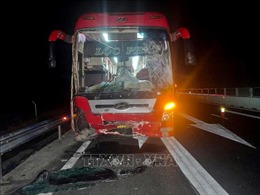 Hai xe khách va chạm trên cao tốc Vĩnh Hảo - Phan Thiết, 6 người bị thương