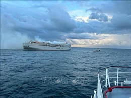 Vụ cháy tàu chở hàng ở Hà Lan: Vẫn chưa khống chế được ngọn lửa