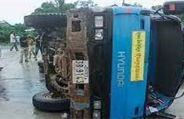 Lật xe chở công nhân tại Campuchia, 60 người bị thương