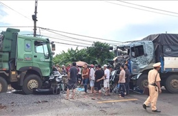 Gia Lai: Ô tô con lọt giữa hai đầu xe tải, 3 người tử vong tại chỗ