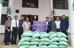 Ủng hộ người dân chịu ảnh hưởng của lũ lụt tại các tỉnh Trung Lào
