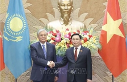 Chủ tịch Quốc hội Vương Đình Huệ hội kiến Tổng thống Kazakhstan 