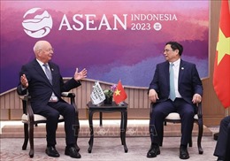Thủ tướng Phạm Minh Chính gặp Chủ tịch Diễn đàn Kinh tế thế giới