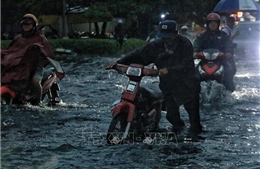 Mưa lớn, nhiều tuyến đường TP Hồ Chí Minh ngập sâu