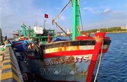 Kịp thời cứu chữa ngư dân bị thương và hỗ trợ sửa chữa tàu cá