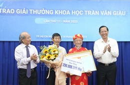 Trao Giải thưởng Trần Văn Giàu cho nhà nghiên cứu Nguyễn Đình Tư