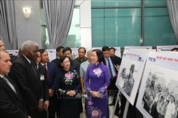 Lãnh đạo cấp cao Việt Nam và Cuba tham quan trưng bày ảnh &#39;Mãi sắt son nghĩa tình Việt Nam - Cuba&#39;