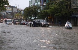 Mưa lớn kéo dài, nhiều tuyến phố ở TP Nam Định ngập trong &#39;biển&#39; nước