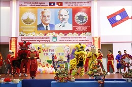 Trường song ngữ Lào - Việt Nam vui tết Trung thu