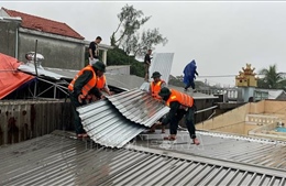 Dông lốc tại Thừa Thiên - Huế làm nhiều ngôi nhà bị tốc mái