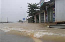 Mưa lớn gây ngập cục bộ, sạt lở chia cắt nhiều tuyến đường tại Quảng Ngãi