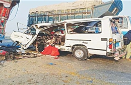 Pakistan: Xe khách va chạm xe tải khiến ít nhất 25 người thương vong