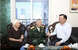 Bí thư Thành ủy Hà Nội Đinh Tiến Dũng thăm hỏi, tặng quà Anh hùng La Văn Cầu
