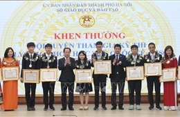 Khen thưởng học sinh đạt thành tích cao trong kỳ thi Olympic Khoa học trẻ quốc tế